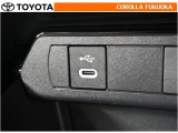 ポータブルオーディオなどの機器を接続して、車両のスピーカーで聞くことができます。