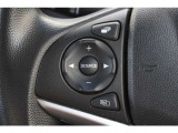 ハンドル左部分でオーディオ操作が可能。そのため、運転中でも目線をずらさずに安全運転♪スマートフォンを接続してハンズフリー通話も可能です。