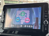 テレビ番組の映像を画面で確認でき、停車中の休憩時間などに視聴を楽しめます。画面上に映像が見やすく表示されるため、待ち時間を過ごす際にも活用できる装備です。