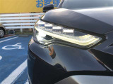 【LEDヘッドライト】 悪天候や夜間走行時も良好な視界を確保し、安心して運転できるLEDヘッドライトを装備!点灯速度が速く、消費電力も抑えられます。