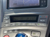 【オートエアコン】一度お好みの温度に設定すれば、車内の温度を検知し風量や温度を自動で調整。暑い&hellip;寒い&hellip;と何度もスイッチ操作をする必要はありません。快適な車内空間には必須の機能ですね♪