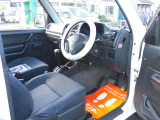 運転席はドライバーがリラックスして運転できるようになっています!ぜひ一度ご来店し座ってみてください!