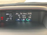 運転席から見やすい位置に情報表示を備え、時刻や外気温、燃費などをひと目で確認できます。複数の情報をまとめて把握しやすく、日々の運転時にも必要な状況を確かめやすい画面です。