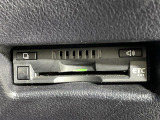 【ETC】有料道路を利用する際に料金所で停止することなく通過できる、ETC車載器(ノンストップ自動料金収受システム機器)が装備されています。セットアップを行うことで利用可能になります。