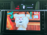画面にテレビ映像が表示され、停車中のひと休みや待ち時間に番組を楽しめます。見やすい画面で操作もしやすく、移動中ではなく停車時の時間を過ごす際に活用いただける装備です。