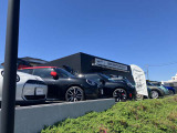 隣接する新車ショールーム