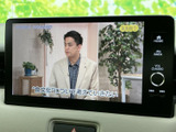 テレビ番組を画面で楽しめる装備です。お出かけ先で停車している間の待ち時間にも映像を視聴でき、画面上に番組映像や字幕が表示されるため、車内で過ごすひとときに活用いただけます。