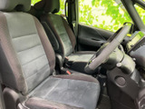 運転席と助手席は、背もたれと座面に区切りのある形状で、身体を預けて過ごせる空間です。前方の視界も広く、シートやドアまわりの色味が落ち着いた雰囲気を演出します。