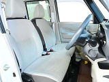 運転席まわりです。実際に座ってみて乗り心地を体感してみて下さい。