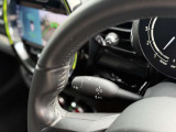 輸入車のため、ウィンカーレバーとワイパーレバーの配置は国産車と左右が逆となります。操作に慣れるまでは違和感がありますが、使用を重ねることで自然に扱えるようになります。