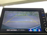 後方の様子を画面で確認でき、黄色のガイド表示を目安に駐車位置を把握できます。後退時の周囲確認をサポートする装備で、車庫入れや駐車場での操作に役立ちます。