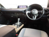 細部にまで機能美と造形美を追求した室内空間。美しいだけでも、機能的なだけでもない。品格ある大人のインテリアデザインです。
