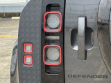 【LEDテールライト】後方車からの視認性も良く、誰が見てもDEFENDERだと一目でわかるデザインに仕上がっています。