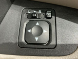 狭い駐車場で便利な電動格納ドアミラーが付いています。