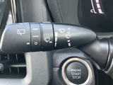 レバーには操作位置を示す表示が並び、運転席から確認しやすいつくりです。手元に配置されているため、天候の変化に合わせた操作を日常の運転で行いやすくなっています。