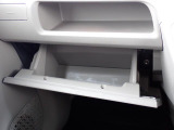 収納たっぷりグローブボックス。