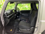 前席は視界が広く、運転席から助手席まで見渡せるすっきりした室内です。シートまわりや足元にもゆとりがあり、乗り込んだ際の姿勢や過ごしやすさを想像しやすい空間です。