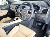 適度な包まれ感がありながらも見晴らしの良いインテリア 大型センターディスプレイは運転席側に向けられており、操作感や視認性も良好です