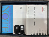 スマートキーは鍵をバッグに入れたままでもドアロックの開閉やエンジンのON・OFFができます。夜間や雨の日も鍵を探さなくて良いので便利です。