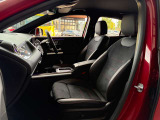 運転席にはレザーARTICO/MICROCUTのスポーツシートを採用。身体を支える造形が目を引きます。