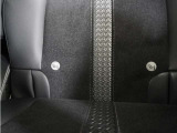 ◆ISOFIX◆シートベルトいらずでチャイルドシートと固定金具を連結するだけでガッチリ固定できます。