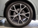 【BMWアロイホイル】軽量かつ強度に拘ったアロイホイル。走行性能ポテンシャルを引き出す設計。車の足元を引き締めてくれる大きなポイントはアロイホイルです。