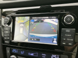 後方の映像に加えて車両周辺を確認できる表示があり、駐車時の後方確認をサポートします。車庫入れや狭い場所での取り回しに役立つ、日常使いに便利な装備です。