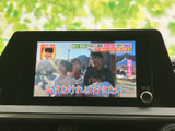 テレビ番組を画面で楽しめる装備です。停車中の待ち時間などに映像を視聴でき、車内で過ごす時間をより快適にしてくれます。画面から内容を確認しやすい点も魅力です。