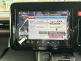 テレビ映像を画面で楽しめる装備を備えています。停車中の待ち時間などに番組を視聴でき、画面内の表示も見やすい構成。休憩時の過ごし方の幅が広がります。