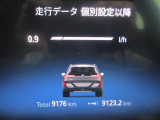 視認性にすぐれた2眼メーター。左がスピード、右にタコメーター。中央部には『ボードコンピューター』装備し、車両のあらゆる情報を表示いたします。目的地設定時にはナビ案内もメーター内で行います。