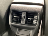 後部座席にもエアコンの吹き出し口があるので車内全体を快適に過ごすことができます。