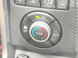 【オートエアコン】一度お好みの温度に設定すれば、車内の温度を検知し風量や温度を自動で調整。暑い&hellip;寒い&hellip;と何度もスイッチ操作をする必要はありません。快適な車内空間には必須の機能ですね♪