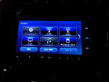 フルセグTVを搭載。CD/DVD再生、Bluetoothオーディオに対応しています。