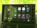 画面のメニューからテレビやラジオ、Bluetoothなどを選べ、接続機能もひと目で把握しやすい構成です。