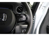 Hondaセンシングの機能のひとつ、アダプティブクルーズコントロール付!アクセルから足を離しても設定したスピードと前車との車間を保ち走行してくれます!車線維持もアシスト☆高速道路で疲労軽減ですね☆