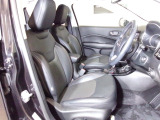 運転席は大きな座面と包み込むような背もたれが身体全体を支えます。上質なシートを採用し長時間の運転やコーナーの多い道も快適です。座った時の頭上スペースも余裕たっぷりで、ロングドライブもラクラクです。