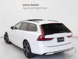 Volvo Cars appで車にリモートアクセスして、空調機能の操作や車の施錠・開錠、ソフトウェア更新などが可能です。エアコンやシートヒーターを操作して、出発前に車内を快適な温度に整えられます。