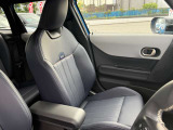 人間工学に基づき設計されたMINIのシートは、ロングドライブでも快適さを維持しつつ、スポーティな走行時には身体をしっかり支え、優れたホールド感と走行安定性を提供します。