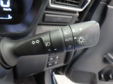 スイッチをオートに設定しておけば、車外の明るさに応じて自動的にヘッドランプを点灯・消灯します。夕暮れ時やトンネルの続く山道などを走行する時に便利なコンライトを装備しています。