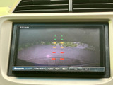 後方の様子を画面で確認でき、駐車時や車庫入れの際に周囲を把握するのに役立ちます。ガイド表示もあり、後退時の確認をしやすくしてくれる装備です。