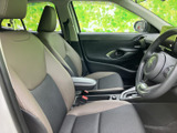 前席はシートの形状とヘッドレストが確認でき、運転席まわりにも自然に手が届く配置です。ドア側まで見渡しやすく、乗り降りの際にも車内の様子を把握しやすい空間です。