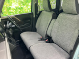 前席は窓から光が入り、運転席と助手席の見通しも確保しやすい空間です。明るい色合いのシートは車内をすっきり見せ、座面も広く、ゆったりと過ごせます。