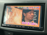 テレビ番組を画面で視聴でき、停車中の待ち時間も車内で過ごす際に活用できます。映像を楽しみたい方にうれしい装備です。視聴は安全のため停車中にご利用ください。