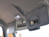 運転席サンバイザーにはバニティミラーがあります。