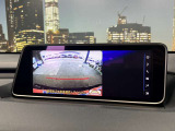 【バックカメラ】運転席から画面上で安全確認ができます。駐車が苦手な方にもオススメな便利機能です。