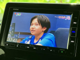 テレビ番組を画面で楽しめる装備です。停車中の待ち時間などに映像を視聴でき、車内で過ごす時間をより楽しく過ごせます。視聴は安全に配慮してご利用ください。