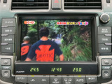 画面でテレビ番組を視聴でき、待ち時間など停車中のひとときを車内で過ごす際に便利です。見やすい大きさで表示され、操作部も画面周辺にまとまっています。