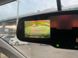 ルームミラーにもバックモニター表示を映し出すことができます。
