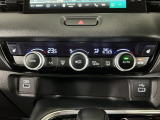 【左右独立オートエアコン】左右席で独立温度コントロールが可能です。運転席はキンキンに冷やして助手席はマイルドにと言った設定が可能です☆暑さ寒さでケンカすることもなくなりますね♪