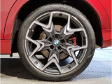 【BMWアロイホイル】軽量かつ強度に拘ったアロイホイル。走行性能ポテンシャルを引き出す設計。車の足元を引き締めてくれる大きなポイントはアロイホイルです。